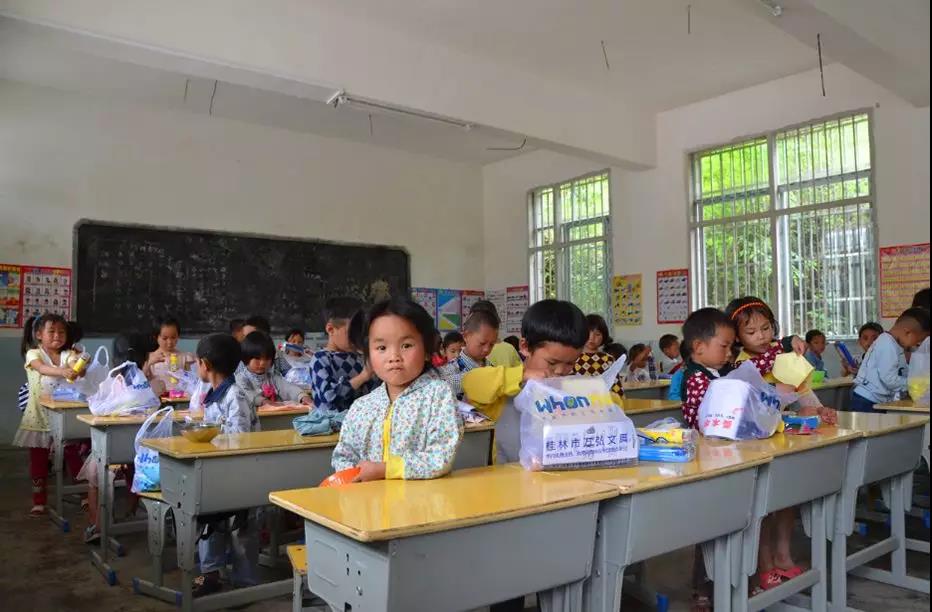 興進(jìn)集團(tuán)為孩子們發(fā)放嶄新的文具